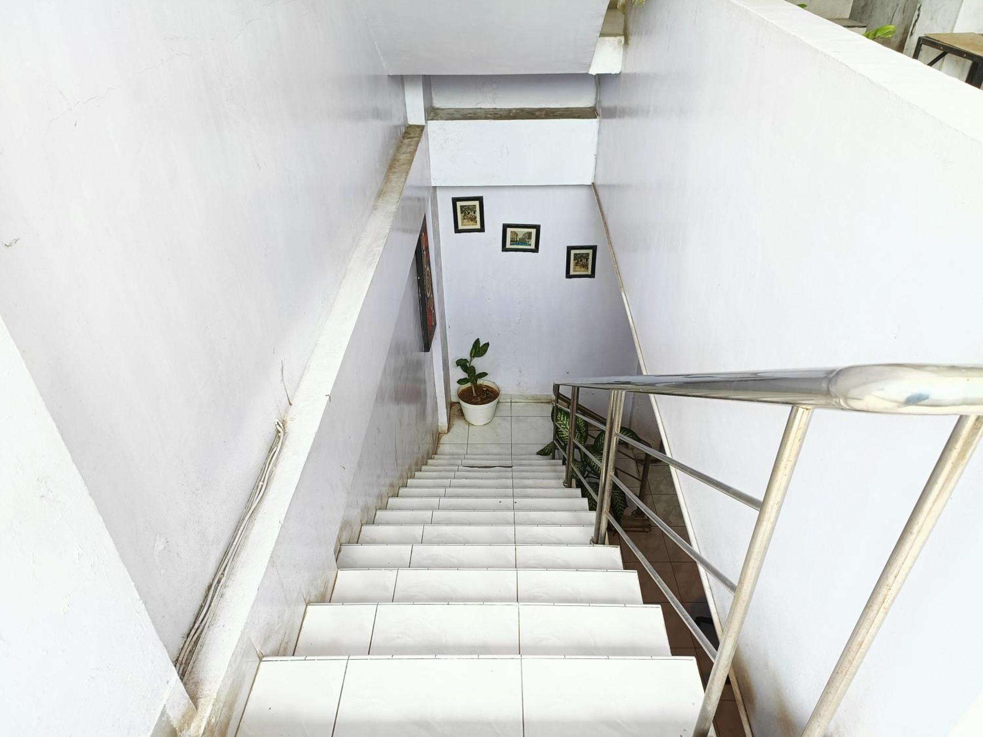 Bumi Merpati Residence Makassar Mitra Reddoorz Esterno foto